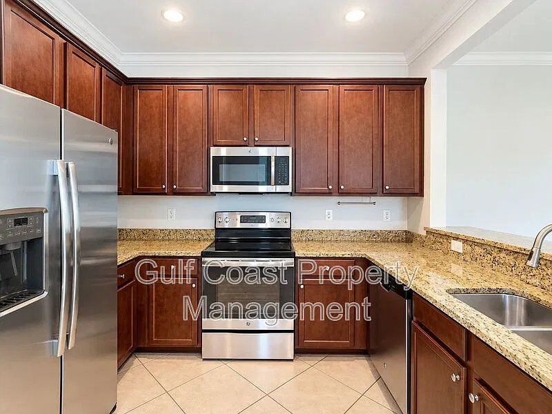 3 bed, 2.5 bath, 1926 sqft, $2,200 — Photo 4