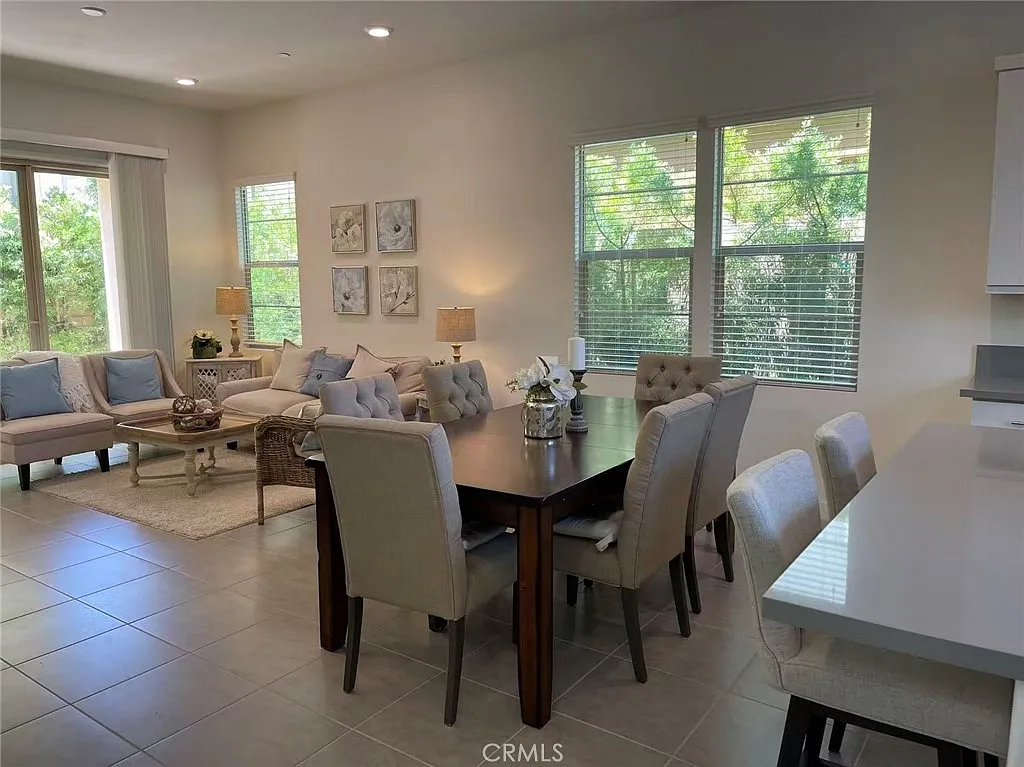 3 bed, 2.5 bath, 1810 sqft, $5,250 — Photo 2