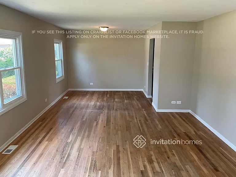 325 Glendale Ln — Photo 2