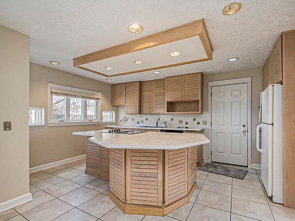 3rd image of 3208 S Twyckenham Dr