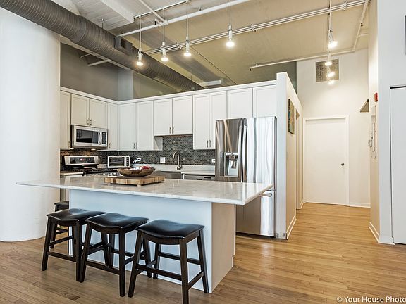 3rd image of 547 S Clark St APT 401