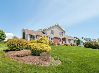 227 Hilltop Dr, Portsmouth, RI 02871