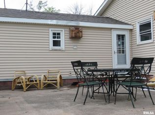 3900 N Shore Dr, Moline, IL 61265