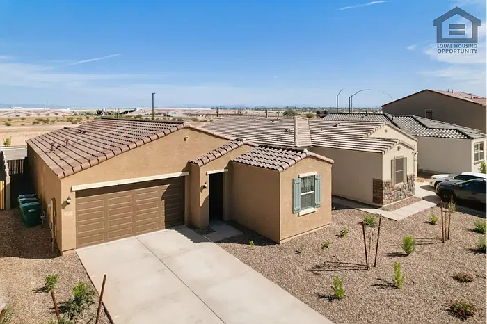 3 bed, 2.0 bath, 1704 sqft, $2,295 — Photo 2