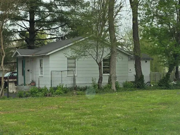 302 S 3rd St, Elsberry, MO 63343