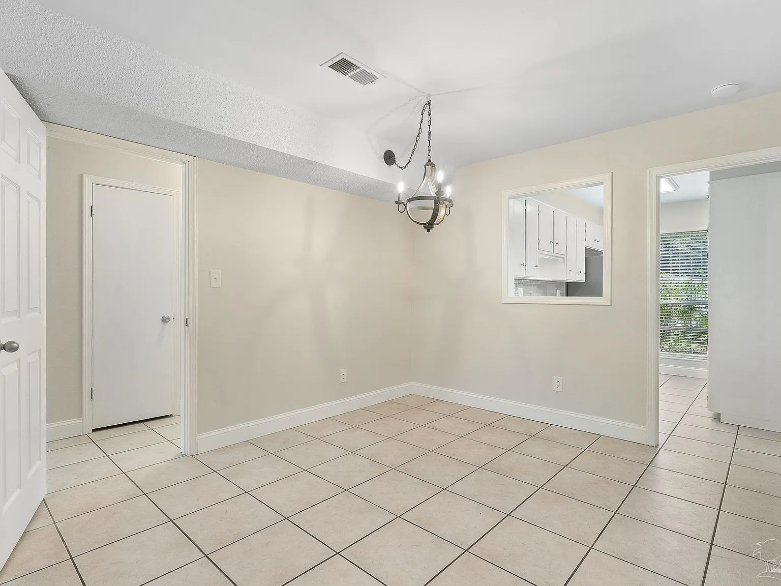 2 bed, 1.5 bath, 869 sqft, $1,400 — Photo 2