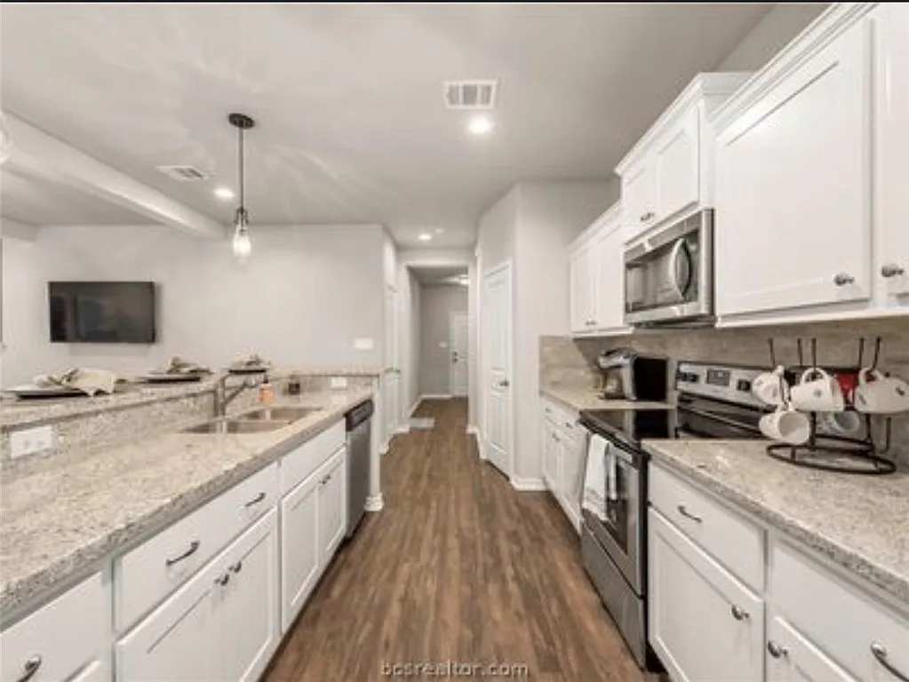 4 bed, 4.5 bath, 2099 sqft, $2,700 — Photo 4