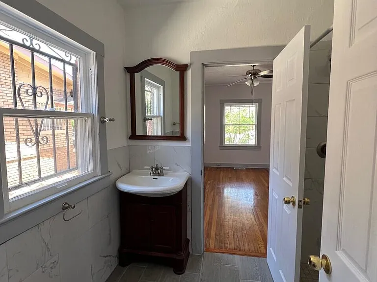 2115 E Yandell Dr — Photo 8