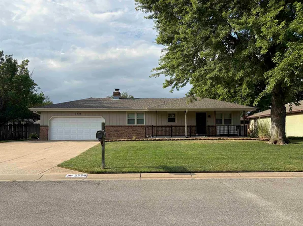 2226 Applewood Ln, Salina, KS 67401