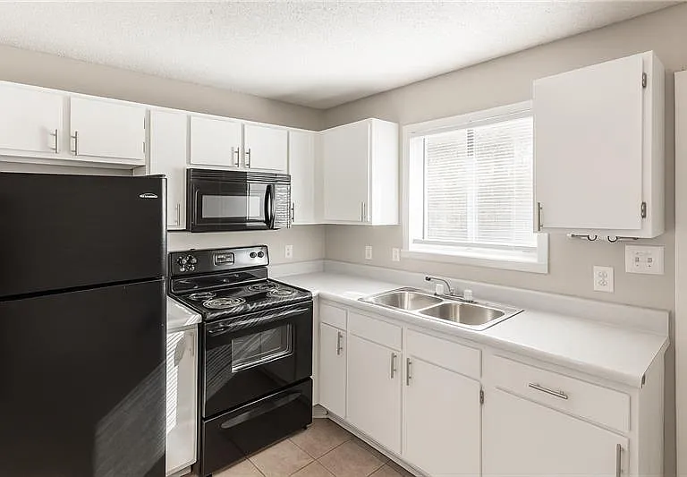 Mirabeau Apartments — Photo 3
