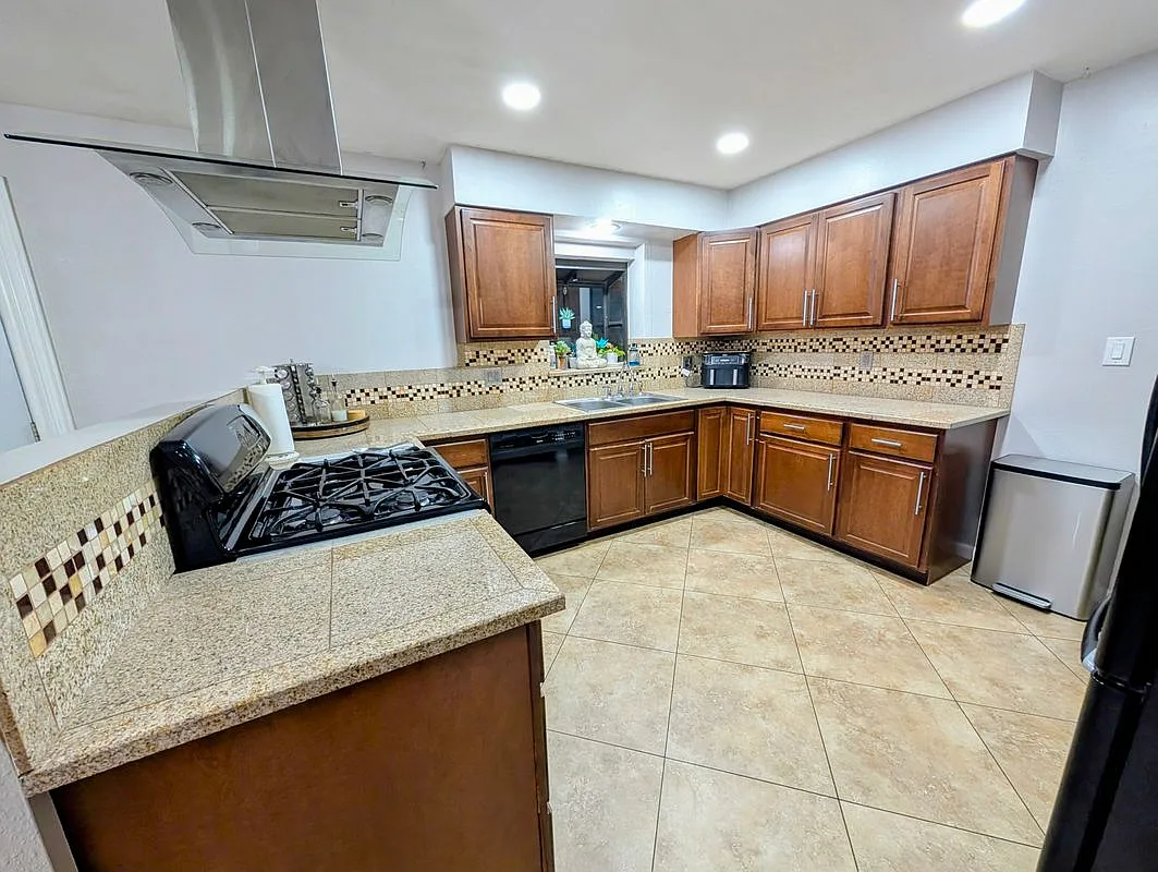 4 bed, 3.0 bath, 1955 sqft, $800 — Photo 2