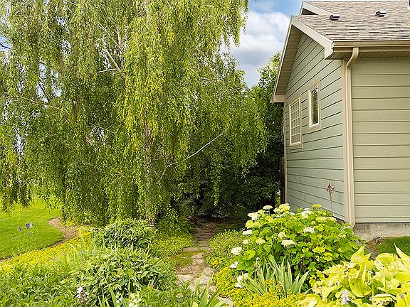 3rd image of 1190 Hillbrooke Ave