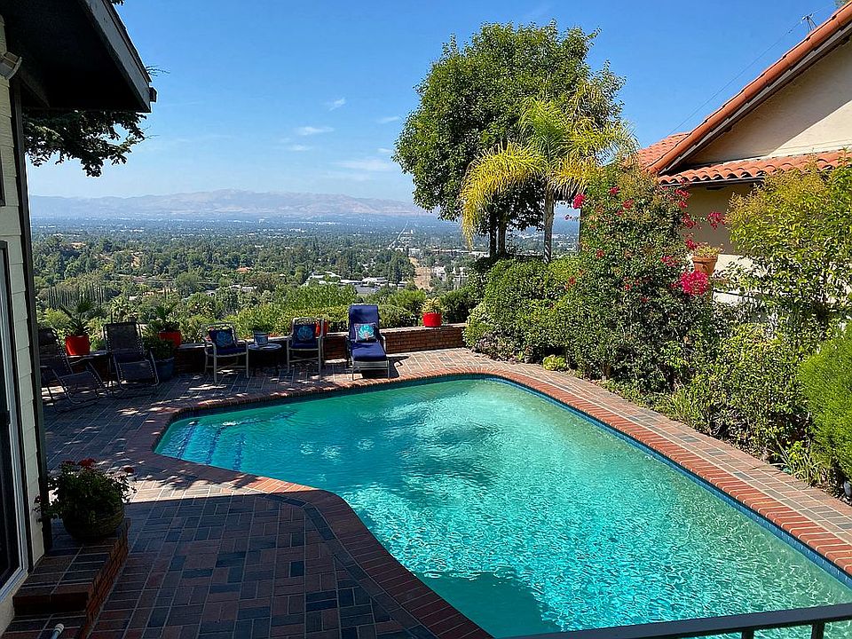 Pool/Valley view - Kitchen