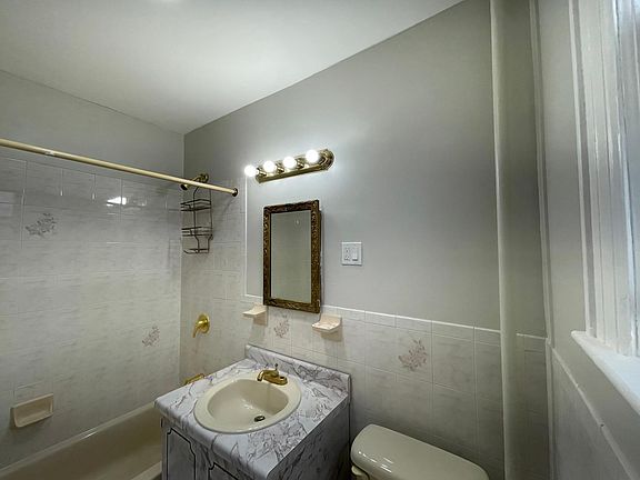 4th image of 13754 Bedell St #2