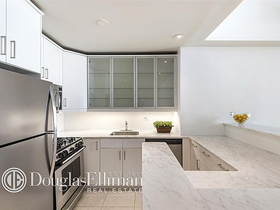 5th image of 3 Hanover Sq APT 9D