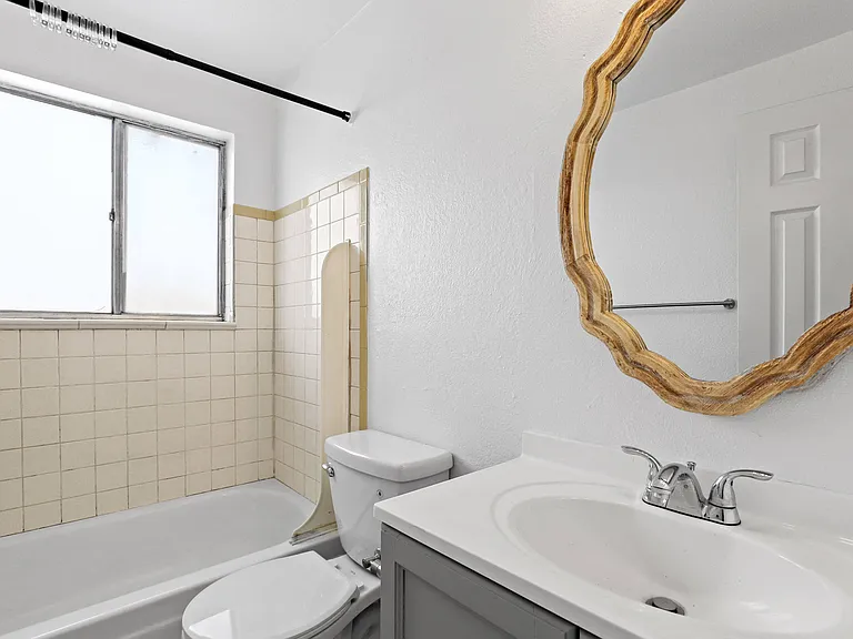 Royal Chateau Apartments — Photo 10