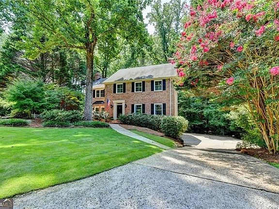 3rd image of 585 Cambridge Way