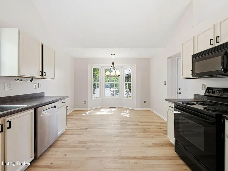 4029 Orchard Lake Dr — Photo 12