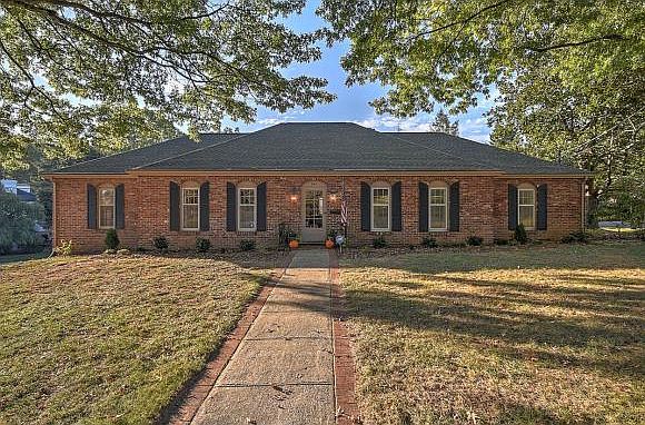 1st image of 206 Crestwood Dr