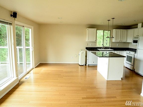 5th image of 4 Lake Louise Dr SW