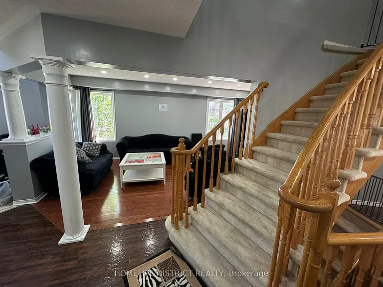 1100 Ashgrove Cres — Photo 17