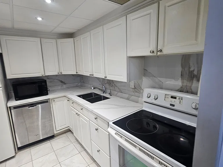 3590 Kaneff Cres #506 — Photo 9