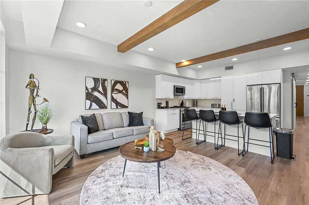 1 bed, 1.0 bath, 981 sqft, $2,595 — Photo 1