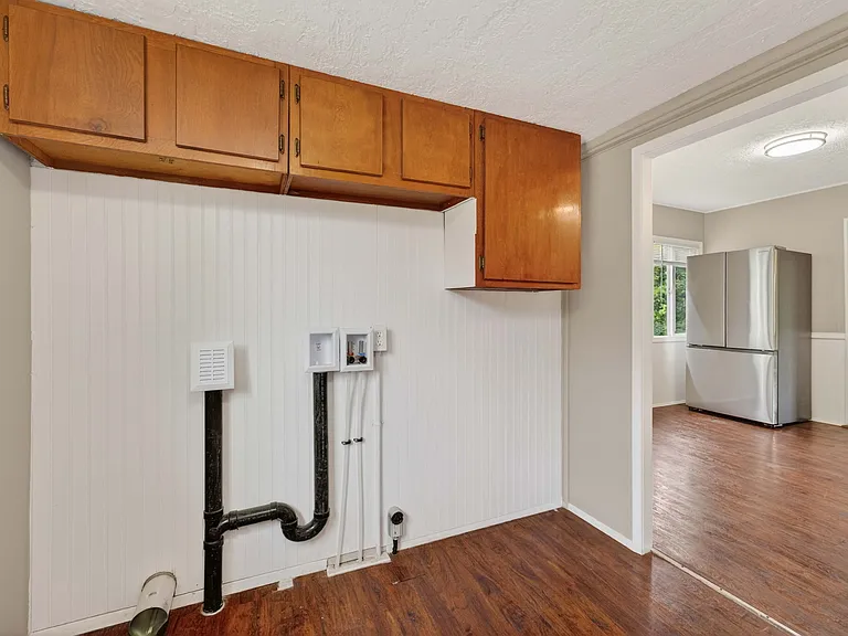 2401 NE Everett Rd — Photo 11