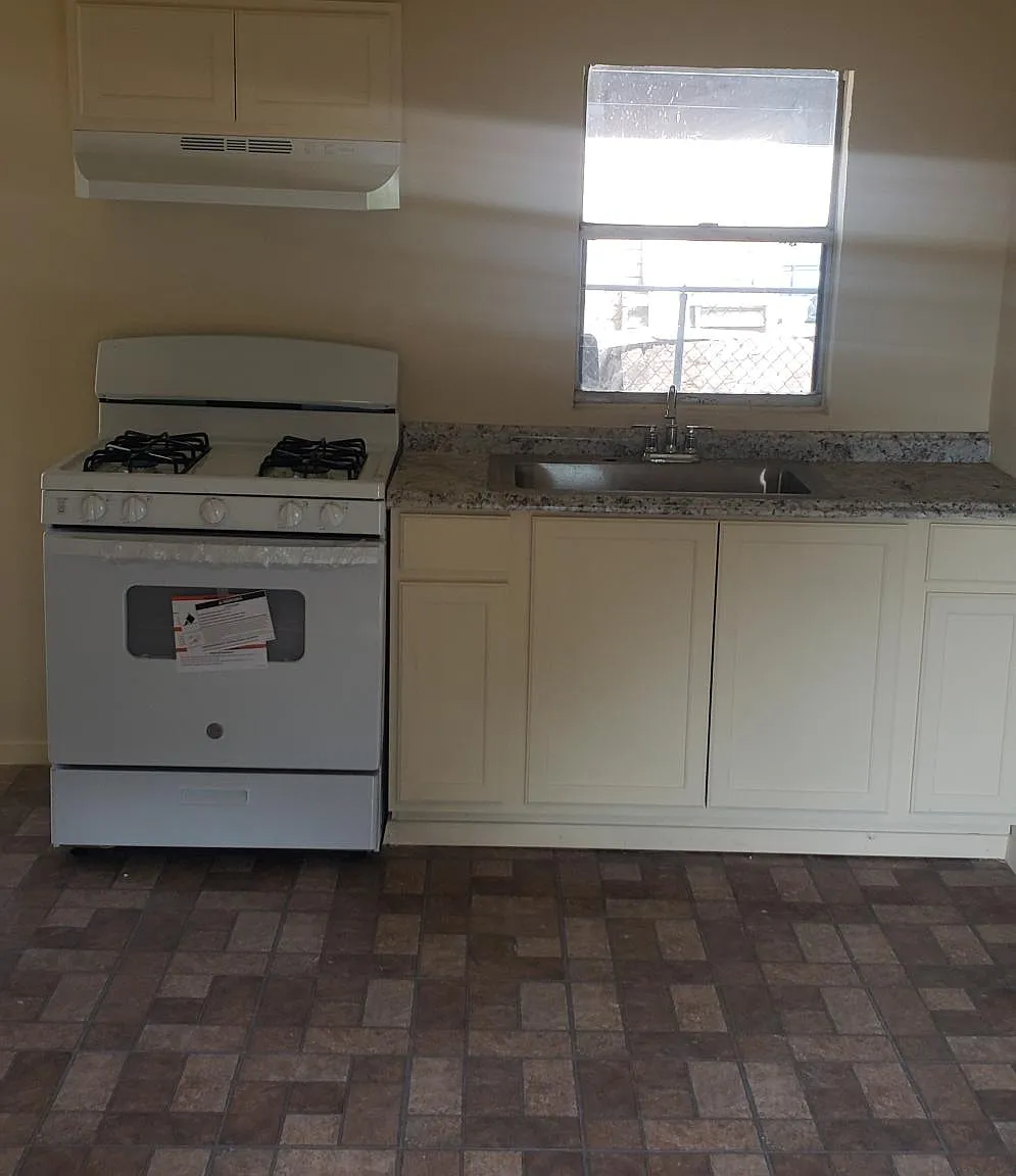 2 bed, $900 — Photo 2