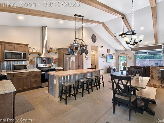 5th image of 831 N Hadley Rd