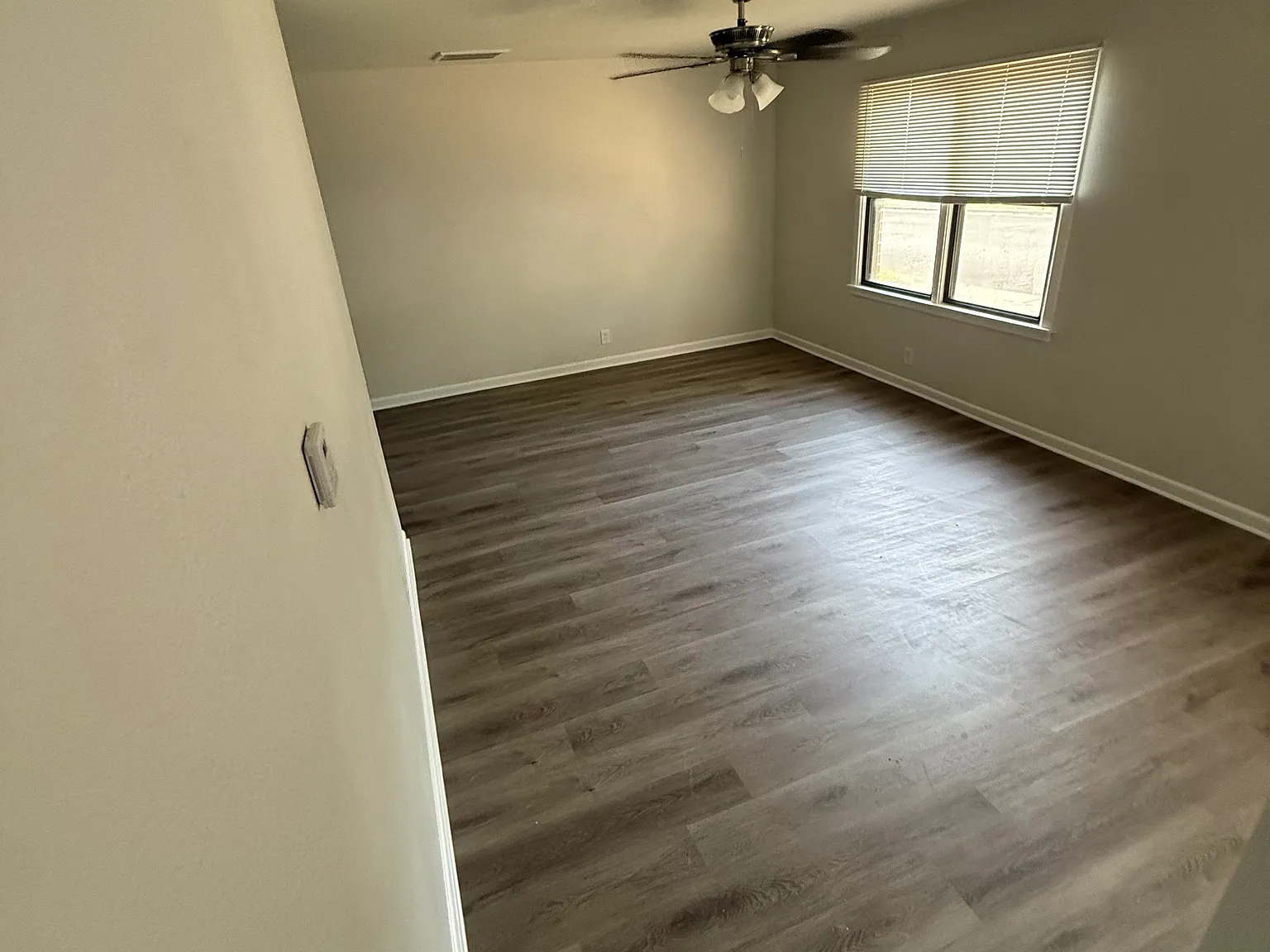 3 bed, 999 sqft, $1,450 — Photo 2