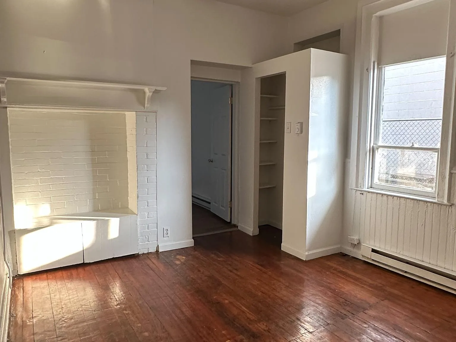 588 W Market St — Photo 4