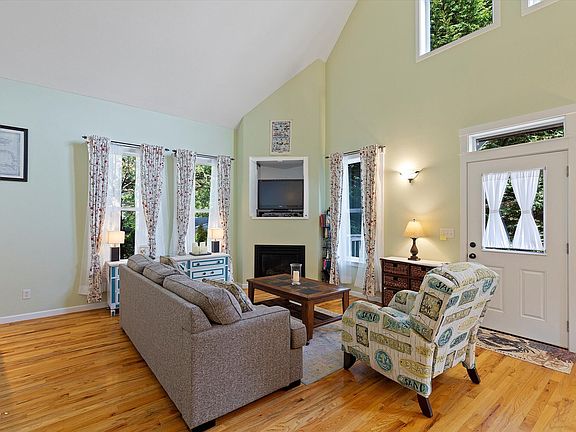 5th image of 140 Monterey Ave