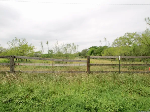 601 1st St LOT 2D, Floresville, TX 78114