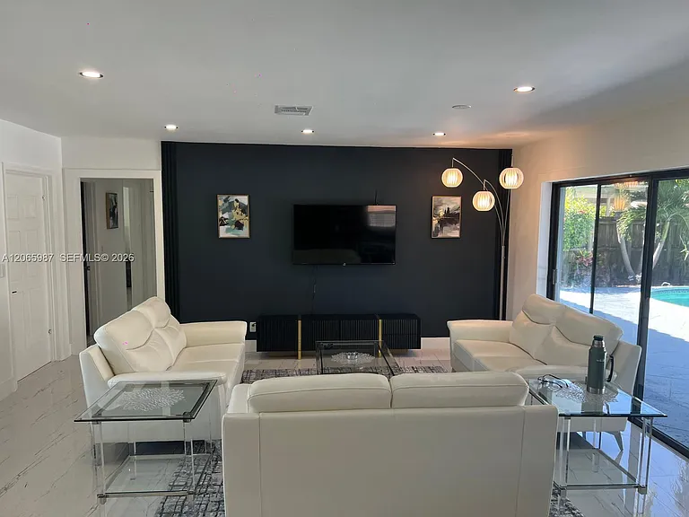 1112 N 13th Ave — Photo 3