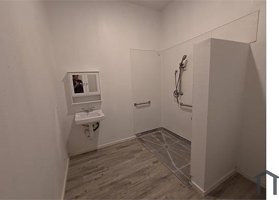 3rd image of 10501 Wilmington Ave