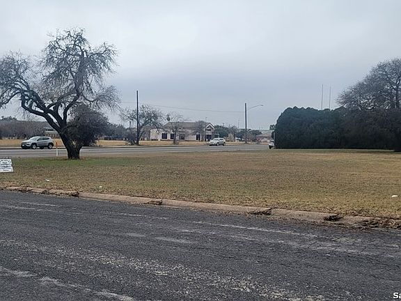 3rd image of 900 E Houston