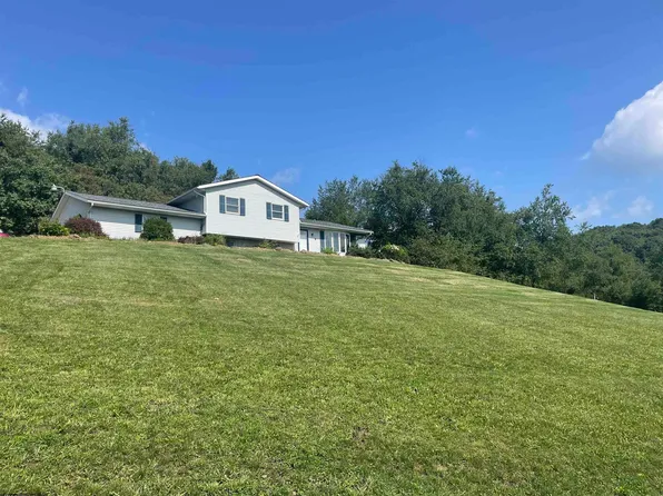 81 Creekview Dr, Chester, WV 26034