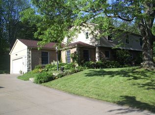1040 Arrowhead Dr, Dubuque, IA 52003