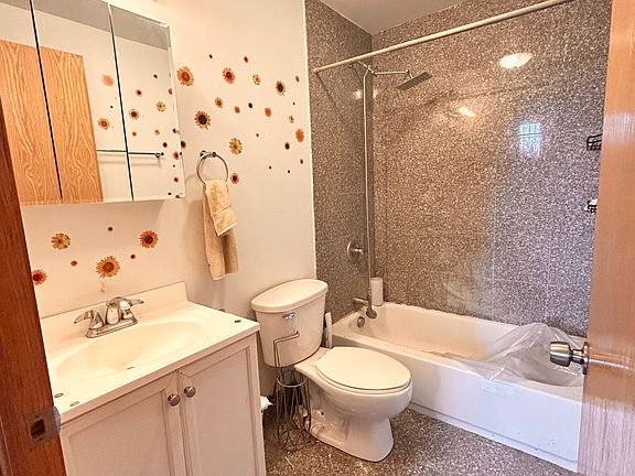 4th image of 2700 W Chicago Ave #1R