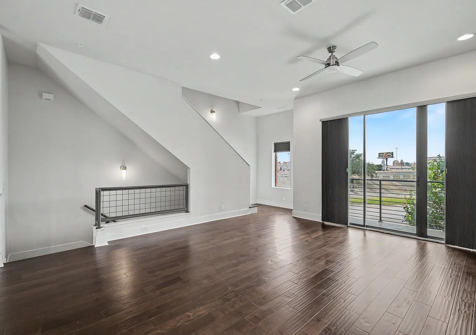 4 Week Free Move-In Incentive! Modern Downtown SA Townhome | Rooftop Balcony, Private Garage & Al... — Photo 4