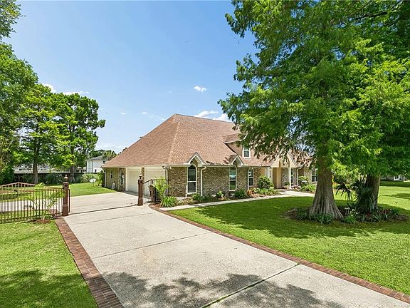 3rd image of 106 Royal Crescent Dr
