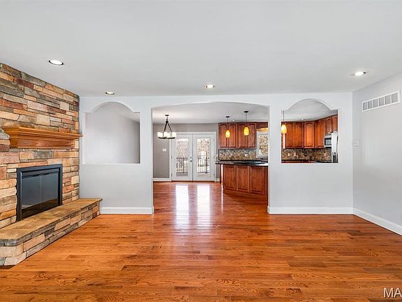 4th image of 362 Cerny Ave