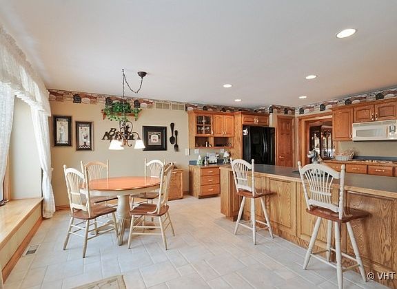 3rd image of 18319 Greenleaf Ct