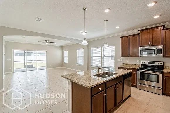 3 bed, 2.0 bath, 1758 sqft, $2,260 — Photo 4