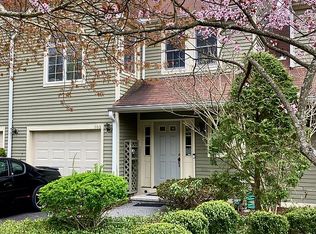 102 Kensington Way, Mount Kisco, NY 10549