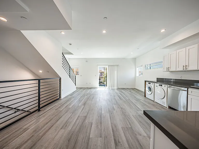 3015 Alsace Ave — Photo 78