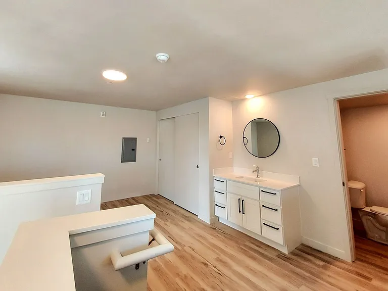 810 Yakima — Photo 10