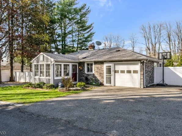 54 Academy Ln, Chester Boro, NJ 07930