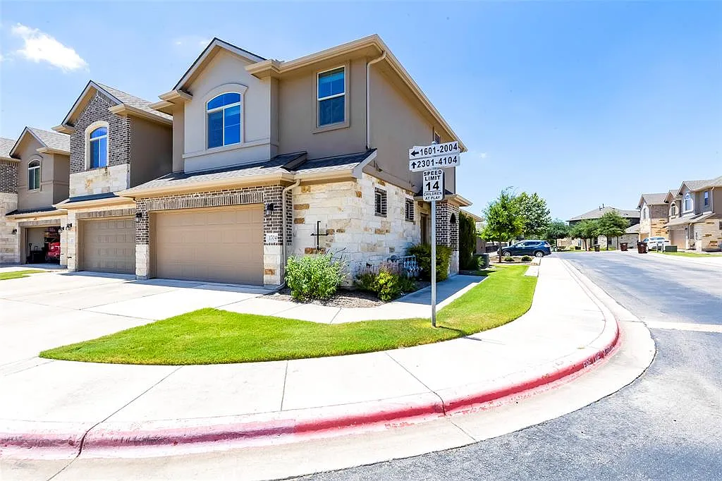 3 bed, 2.5 bath, 1707 sqft, $1,995 — Photo 3